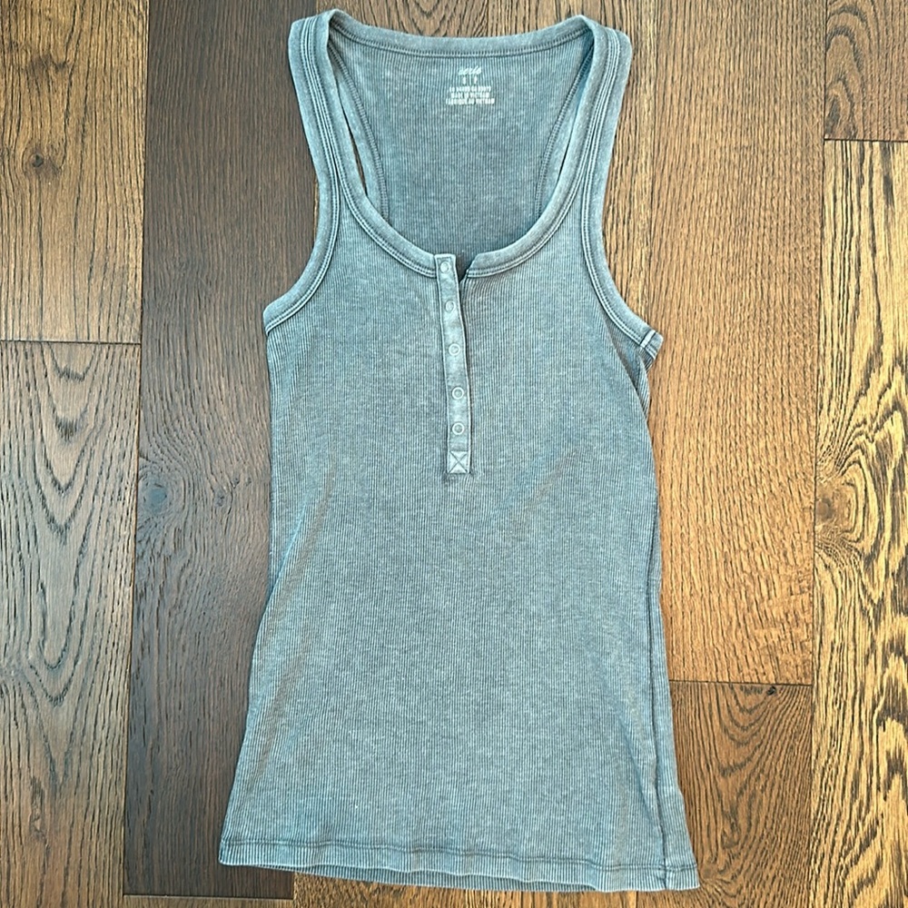 Aerie tank top with working buttons